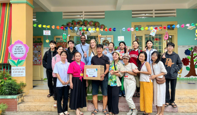 Tặng sách cho thư viện trường mầm non