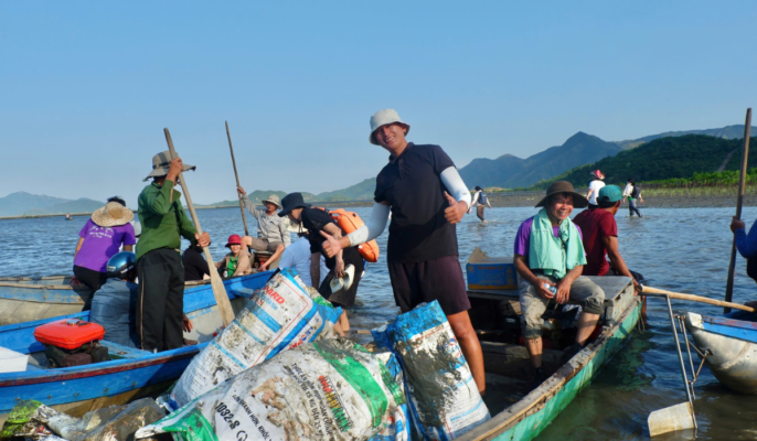 nhặc rác ở đầm Nha Phu (1)